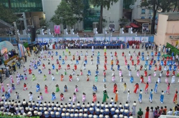 quang ba hinh anh du lich tphcm qua le hoi ao dai