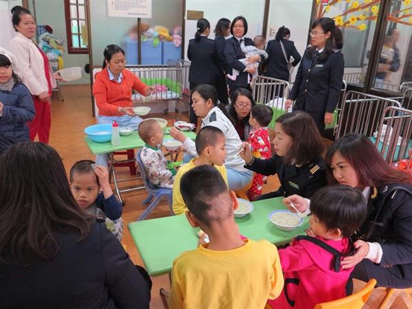 nu cong hai quan da nang tham tang qua tet tre em mo coi khuyet tat