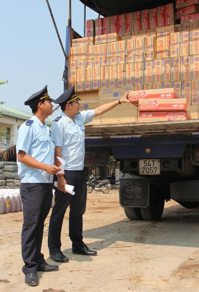 Kiên Giang: Buộc tái xuất 5 xe ô tô quá hạn tạm nhập