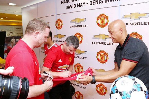 khach hang chevrolet giao luu cung nhung huyen thoai manchester united