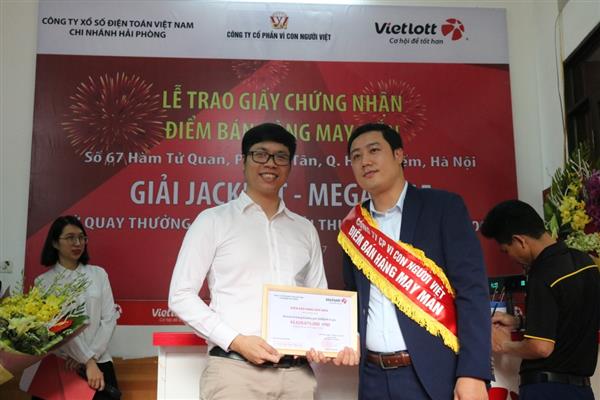 trao giay chung nhan cho diem ban hang phat hanh ve jackpot thu 2 tai ha noi