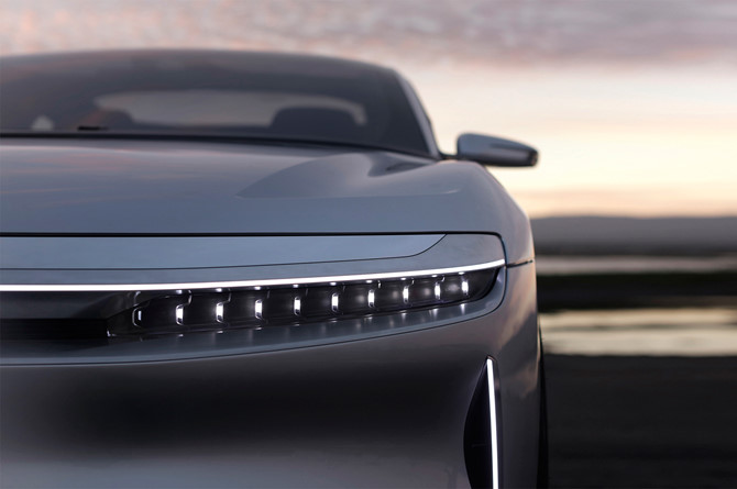 oto dien lucid air gia 52500usd vuot mat tesla