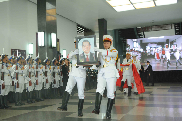 hinh anh le tang nguyen thu tuong phan van khai