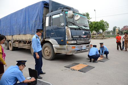 Hải quan Nghệ An phối hợp hướng dẫn DN hạ tải xe chở gỗ quá tải