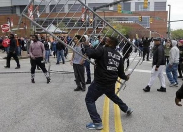 Mỹ: Baltimore ban bố tình trạng khẩn cấp và giới nghiêm