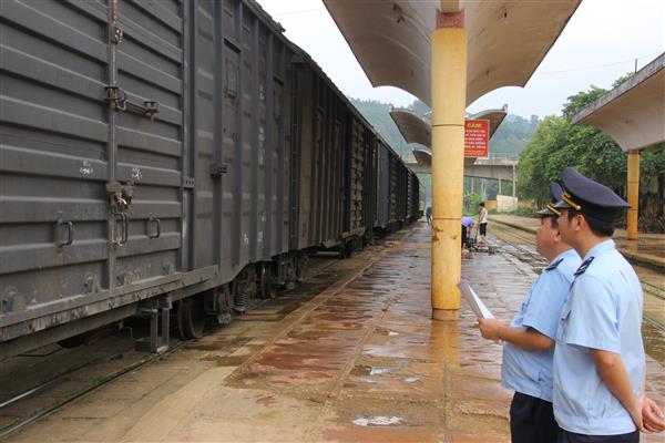 Tăng cường phối hợp để ngăn hàng lậu trên tuyến đường sắt