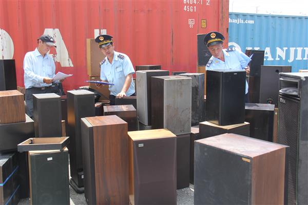 Hàng lậu trong những container hàng chuyển cảng