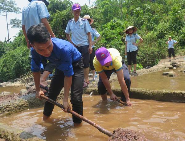 thanh nien bao hai quan phoi hop thuc hien chuong trinh trao yeu thuong mien bien gioi