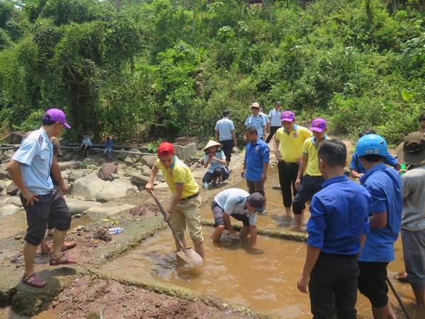 thanh nien bao hai quan phoi hop thuc hien chuong trinh trao yeu thuong mien bien gioi