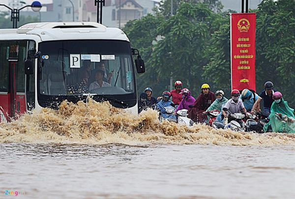 Hà Nội vì sao cứ mưa lại ngập?