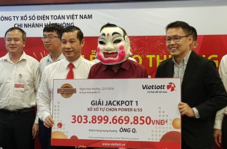 Vietlott trao giải thưởng khủng 304 tỷ đồng