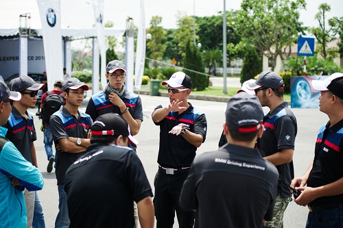 300 khach hang tham du bmw driving experience tai ha noi