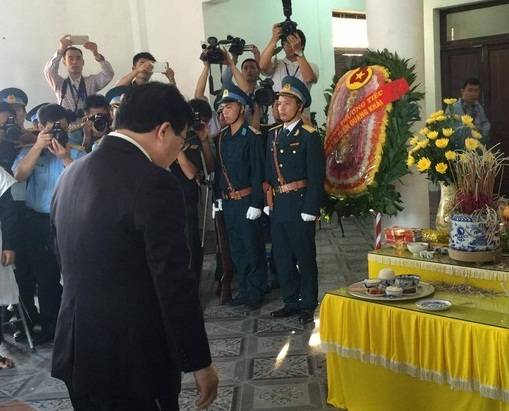 rat dong nguoi den dua tien dai ta phi cong tran quang khai