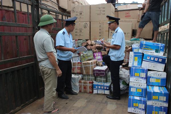 lang son dung thong quan de kiem tra thuc te 17 container hang qua canh