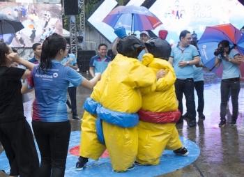 Hàng nghìn cán bộ VietinBank “đội mưa” nhảy Flashmob