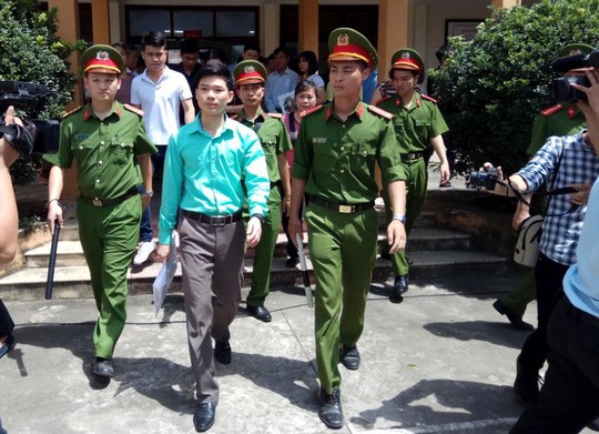 vu bac si hoang cong luong toa bat ngo tra ho so de dieu tra bo sung