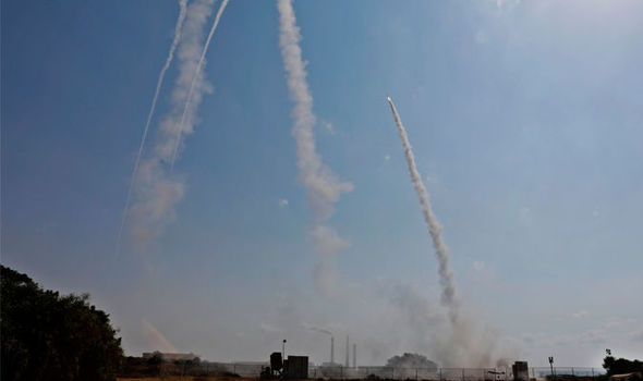 Israel, Palestine giã rocket vào nhau, lò lửa Trung Đông nóng rực