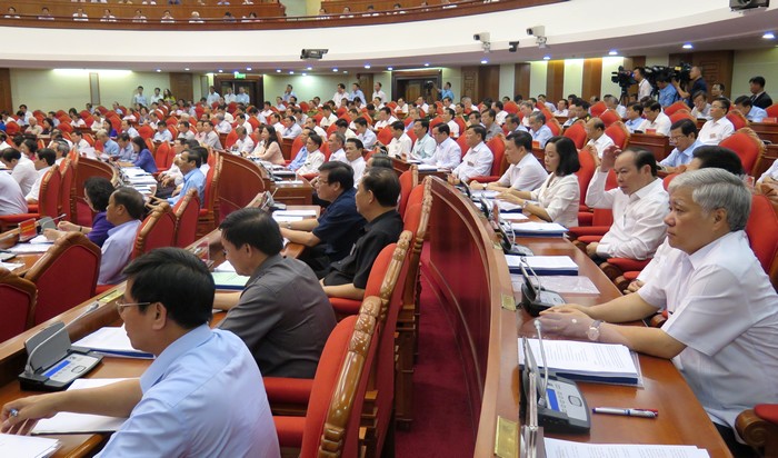 kien quyet loai bo nhung can bo thoai hoa khong de doi tuong tham nhung tau tan tai san