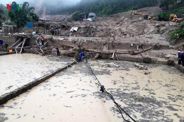 hinh anh lai chau tan hoang trong mua lu lich su