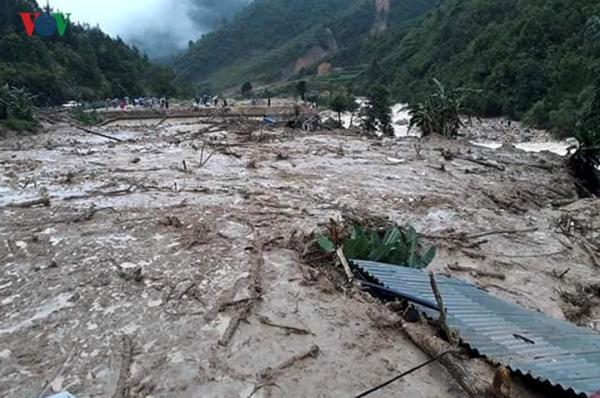 hinh anh lai chau tan hoang trong mua lu lich su