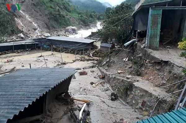 hinh anh lai chau tan hoang trong mua lu lich su