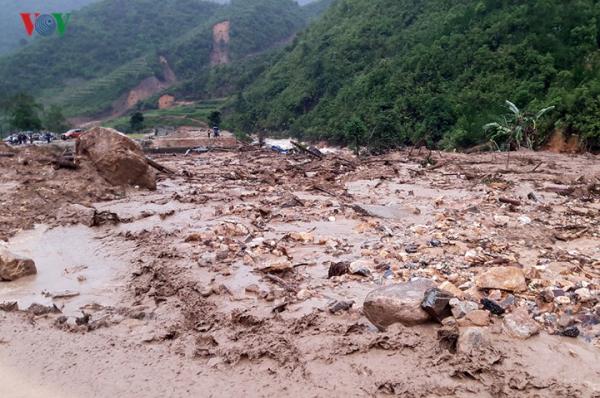 hinh anh lai chau tan hoang trong mua lu lich su