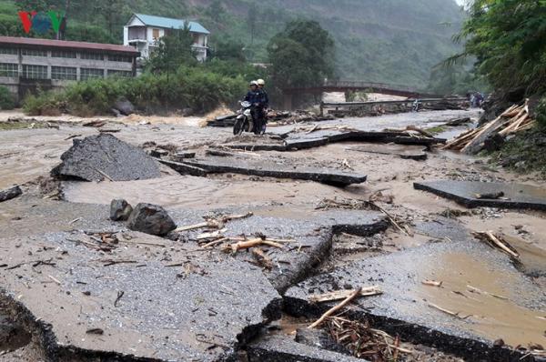 hinh anh lai chau tan hoang trong mua lu lich su