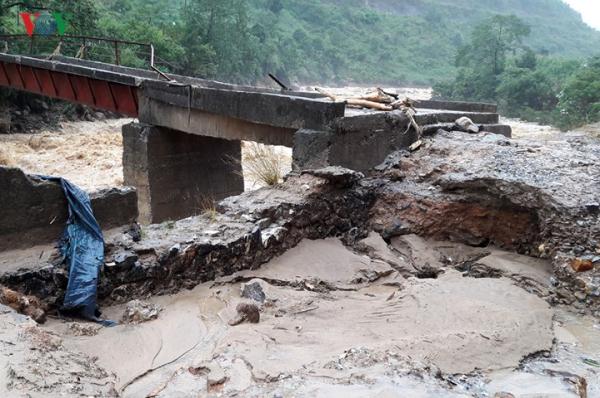 hinh anh lai chau tan hoang trong mua lu lich su