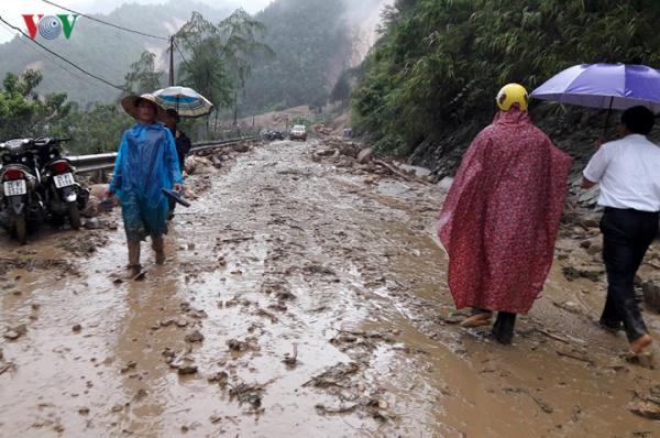 hinh anh lai chau tan hoang trong mua lu lich su