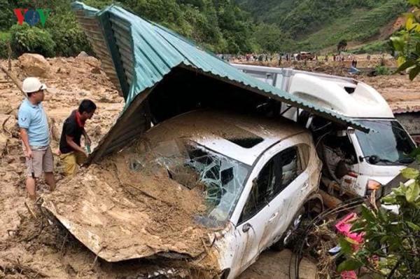 hinh anh lai chau tan hoang trong mua lu lich su