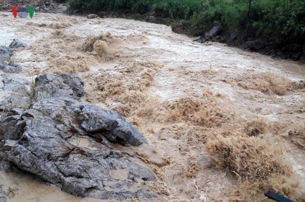 hinh anh lai chau tan hoang trong mua lu lich su