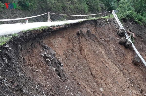 hinh anh lai chau tan hoang trong mua lu lich su