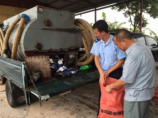 bat giu 7500 bao thuoc la lau giau trong be chua thuy hai san