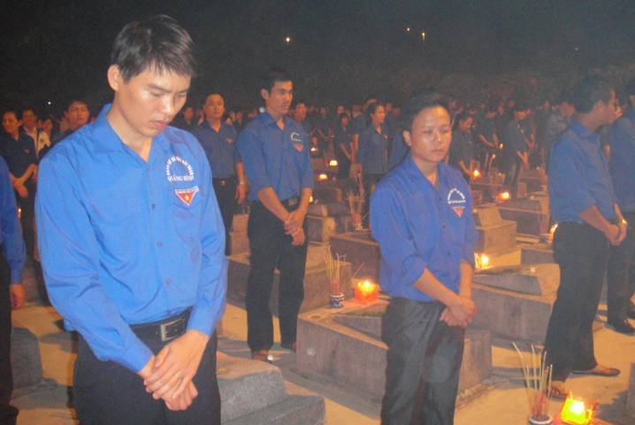 thanh nien hai quan quang binh tri an cac anh hung liet si