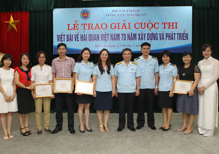 trao giai cuoc thi viet ve 70 nam hai quan viet nam