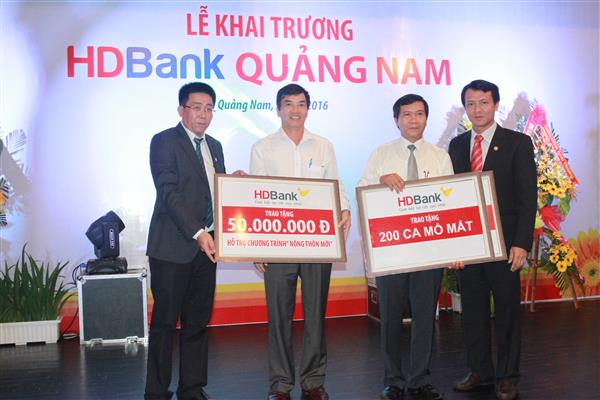 HDBank tặng 2 căn nhà tình thương nhân dịp khai trương HDBank Quảng Nam