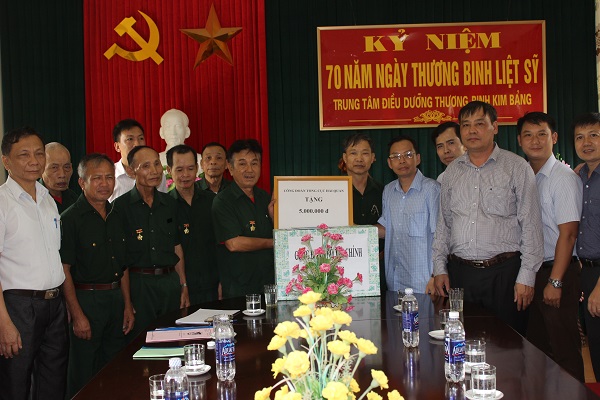 tham hoi va tang qua thuong binh benh binh tai tinh ha nam