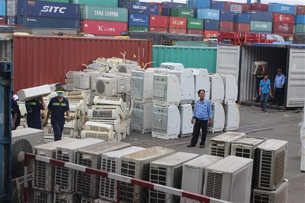 Bắt 8 container hàng cấm ngụy trang rổ nhựa