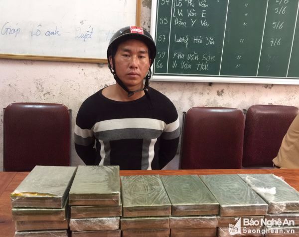 bat doi tuong van chuyen 20 banh heroin tu lao ve viet nam