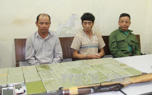 bat giu doi tuong van chuyen 28 banh heroin qua bien gioi