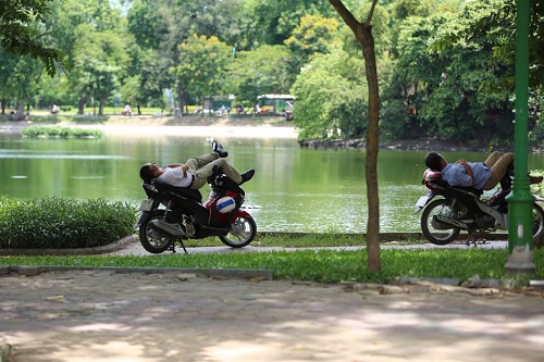 nguoi ha noi vat va tranh nang