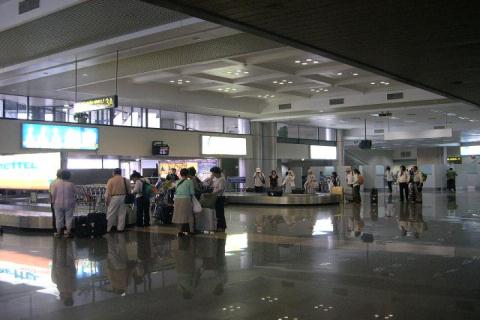 mang tren 5000 usd ra nuoc ngoai phai khai bao hai quan
