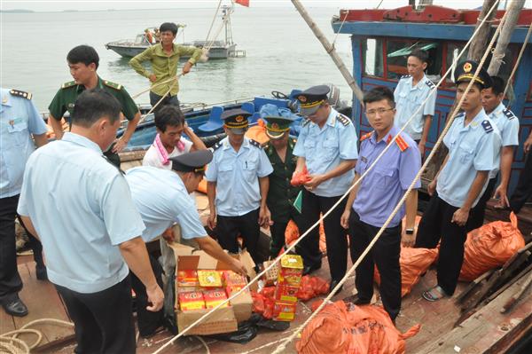 Khen thưởng thành tích bắt giữ hơn 2 tấn pháo nổ