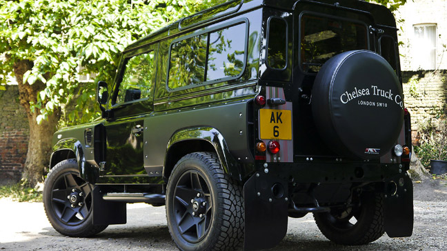 man nhan voi land rover defender doc tai trien lam xe london