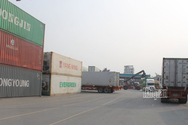 Tịch thu 8 container quần áo cũ