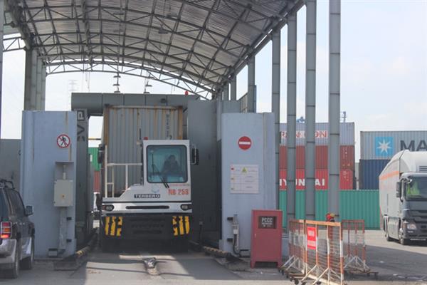 Khóa 32 container hàng tồn nghi vấn chứa hàng lậu