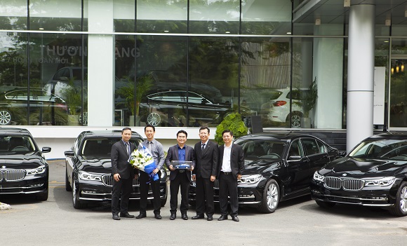 20 chiec bmw series 7 va bmw series 5 duoc ban giao cho five star limousine sg