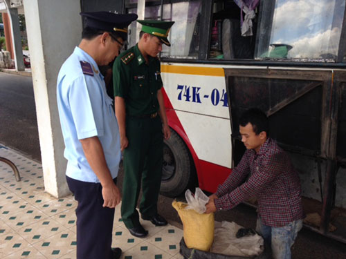 doanh nghiep keu kho vi ca hai quan va bien phong kiem tra hang hoa