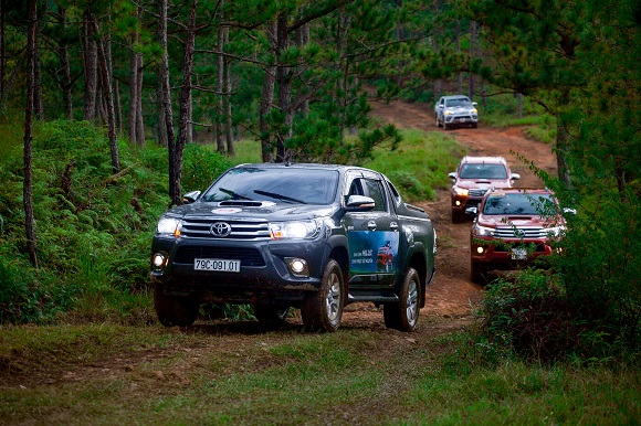 Khách hàng sở hữu Hilux với tổ chức chương trình trải nghiệm Tây nguyên