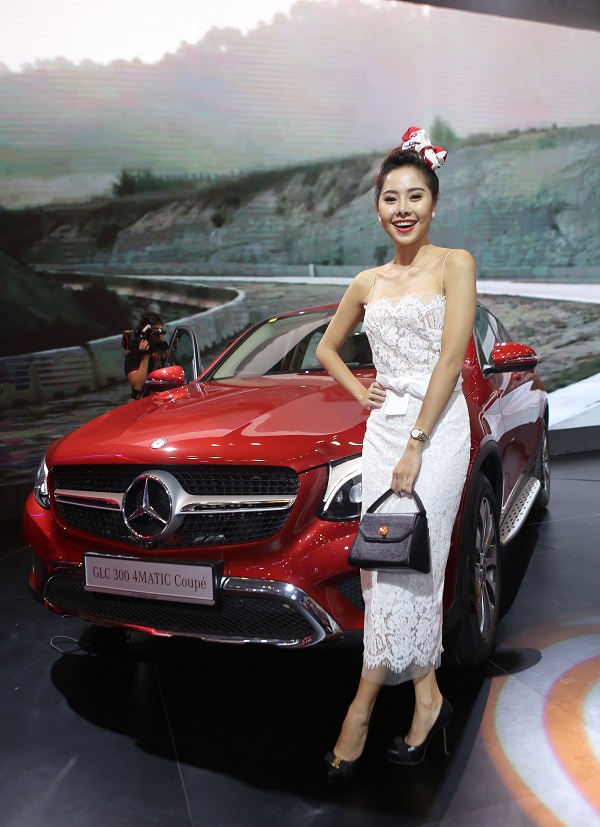 dan nguoi dep trong gian hang cua mercedes benz